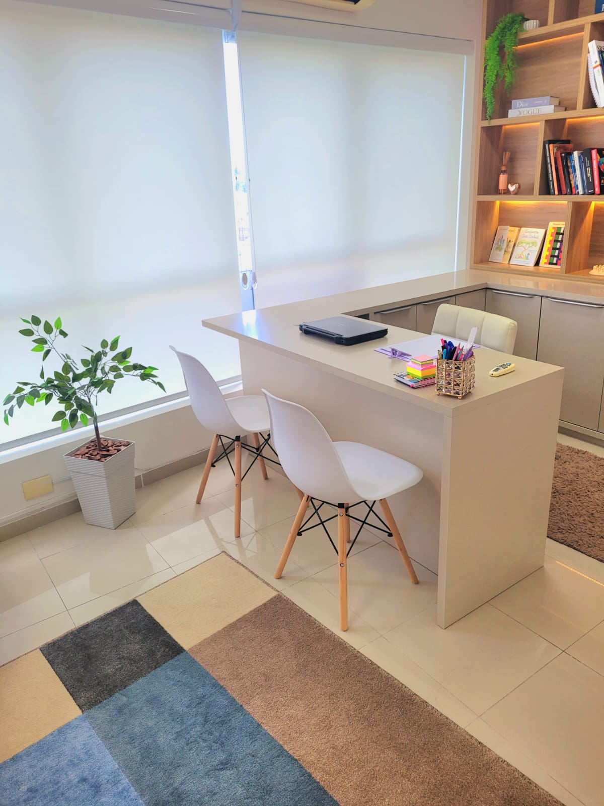 Mesa de trabalho e estante